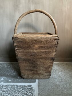 Oude rijstbak met deksel| oude bak met deksel en handvat  (afhalen)