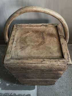 Oude rijstbak met deksel| oude bak met deksel en handvat  (afhalen)