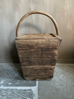 Oude rijstbak met deksel| oude bak met deksel en handvat  (afhalen)