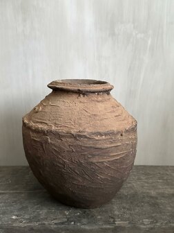 Stenen kruikje roest