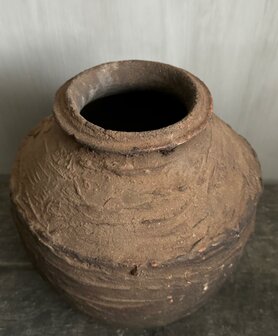 Stenen kruikje roest