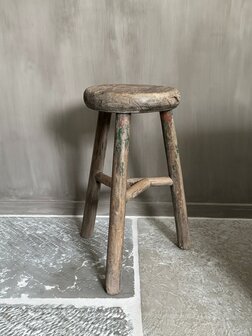 Oude houten kruk E