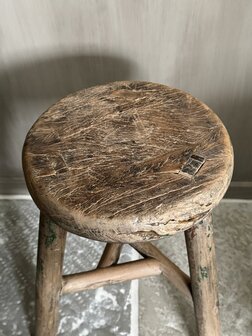 Oude houten kruk E