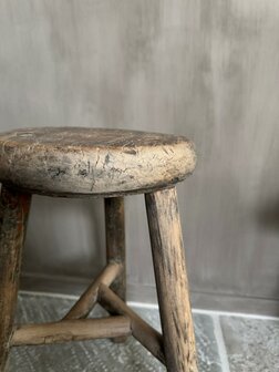 Oude houten kruk E