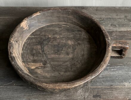Oude houten schaal met handvat M4