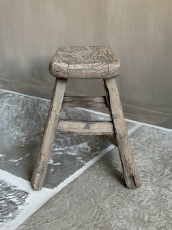Oud klein krukje | oud vensterbank krukje C