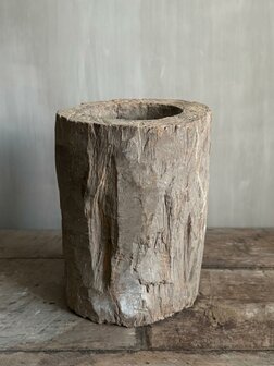 Oude houten vijzel A