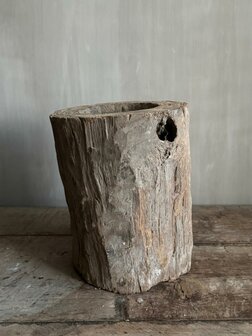 Oude houten vijzel A