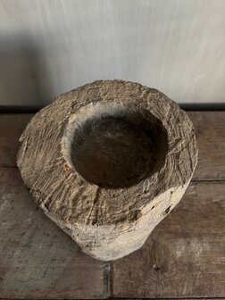 Oude houten vijzel A