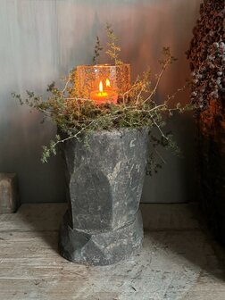 Oude houten vijzel B