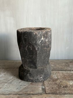 Oude houten vijzel B