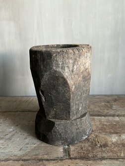 Oude houten vijzel B