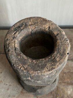 Oude houten vijzel B