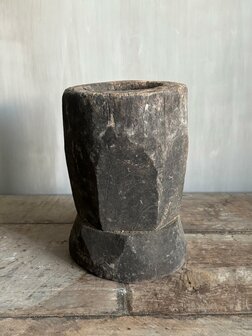 Oude houten vijzel B