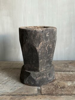 Oude houten vijzel B