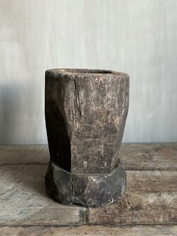 Oude houten vijzel B