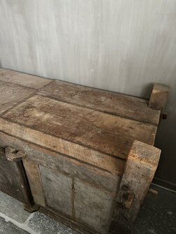 Unieke kast met deurtje India (afhalen)