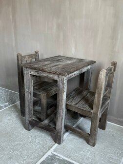 Oud houten kinderstoeltje met tafeltje - set (afhalen)