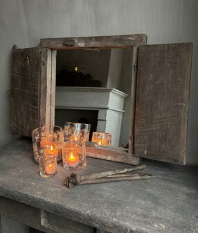 Oud luik met spiegel