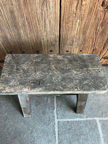 Oude houten kruk vergrijsd 