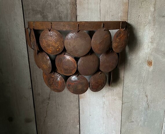 Schijfjeslamp roest voor aan de wand