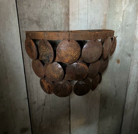 Schijfjeslamp roest voor aan de wand