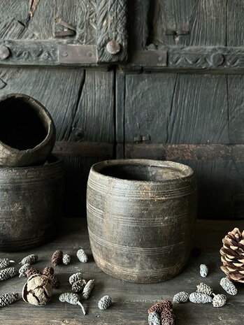 Oude Nepalese pot | oude houten pot donker 3