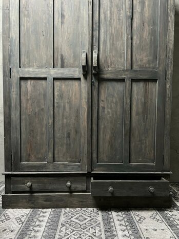 2 deurs kast met 2 laden vintage| grote vintage kast| landelijke stoere 2 deurskast