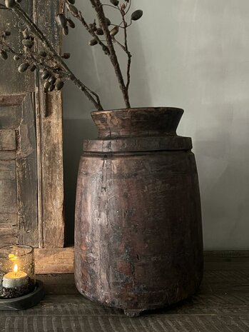 Oude Nepalese pot | oude houten kruik op pootjes XL B (hoogte 49cm)