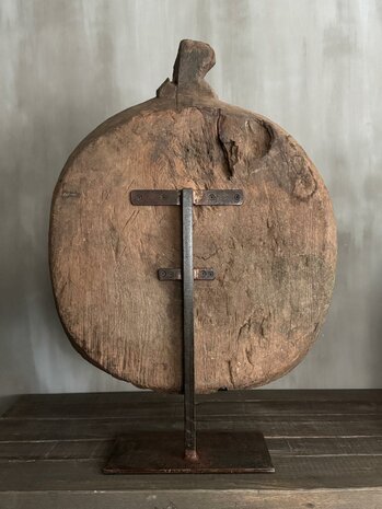 Oude houten schaal op standaard B