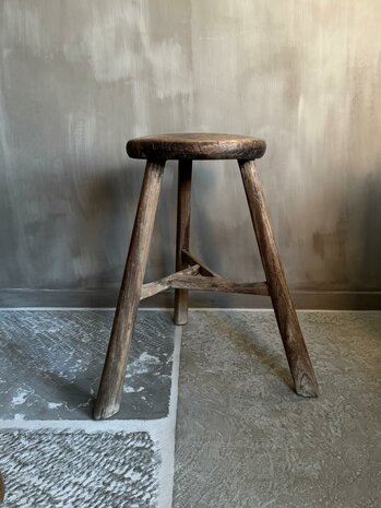 Oude houten kruk rond B