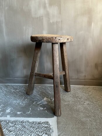 Oude houten kruk rond C