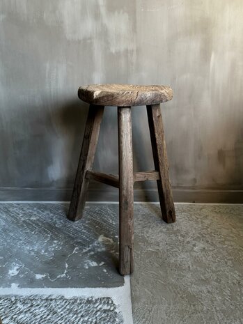 Oude houten kruk rond C