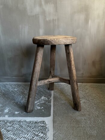 Oude houten kruk rond C
