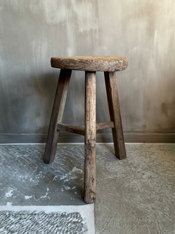 Oude houten kruk rond C