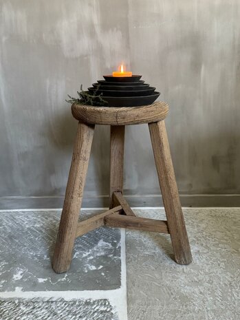 Oude houten kruk rond E