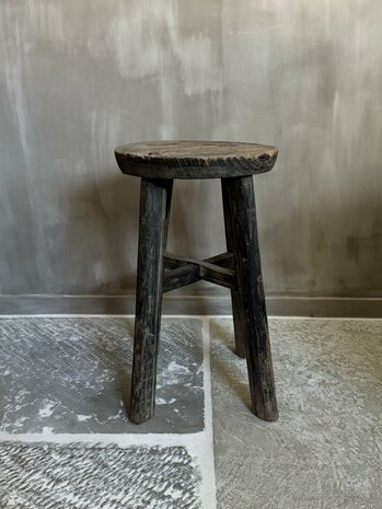 Oude houten kruk rond F