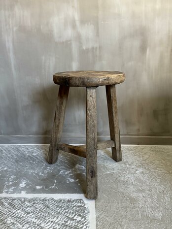 Oude houten kruk rond G