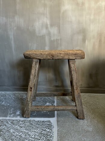 Oude houten kruk D
