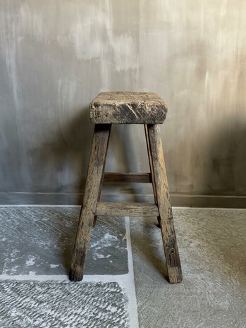 Oude houten kruk K