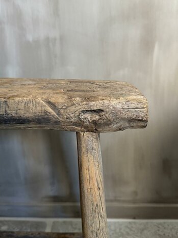 Oude houten kruk K