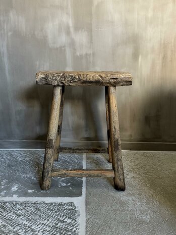 Oude houten kruk K