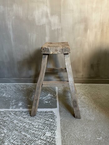 Oude houten kruk L
