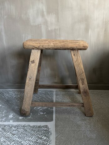 Oude houten kruk M