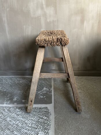 Oude houten kruk M