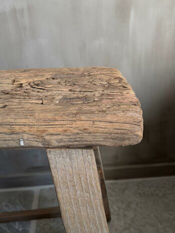Oude houten kruk M