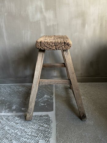 Oude houten kruk M
