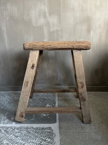 Oude houten kruk M