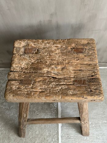 Oude houten kruk E