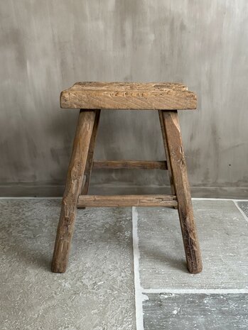 Oude houten kruk E